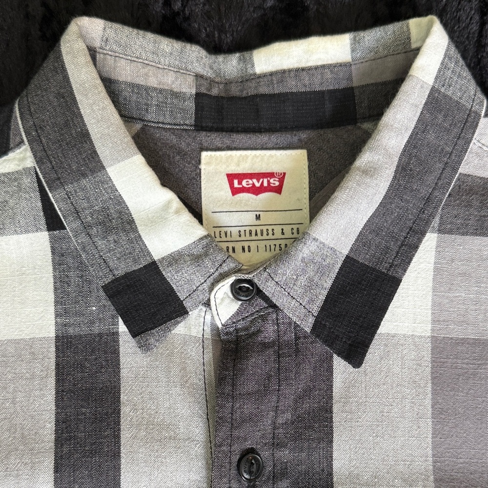 Levi's Men's Black and Gray Plaid Button-Down Shirt